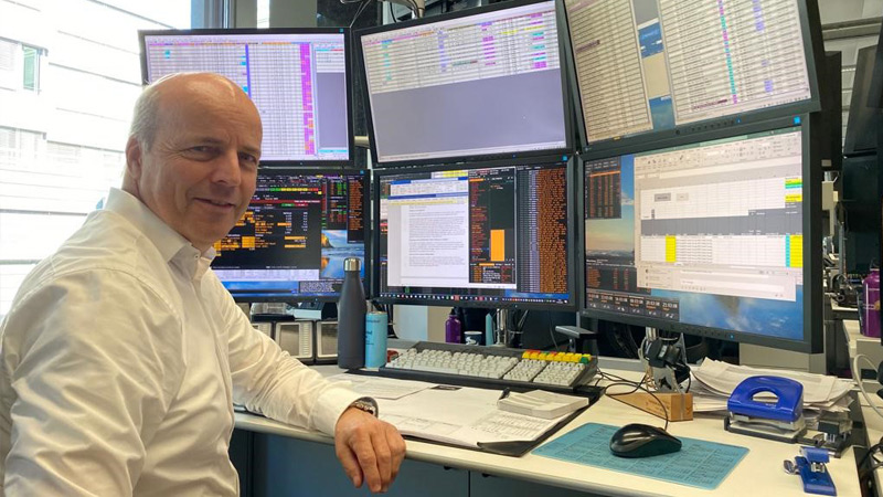 Vontobel employee Philipp Alena at his workplace in 2023