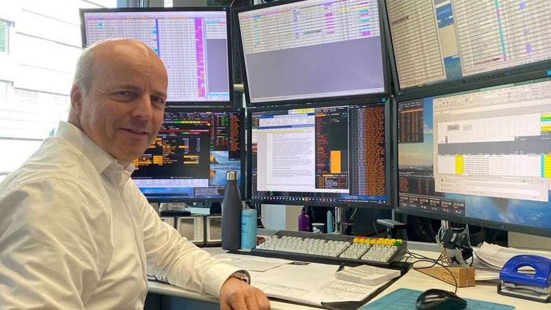 Vontobel employee Philipp Alena at his workplace in 2023