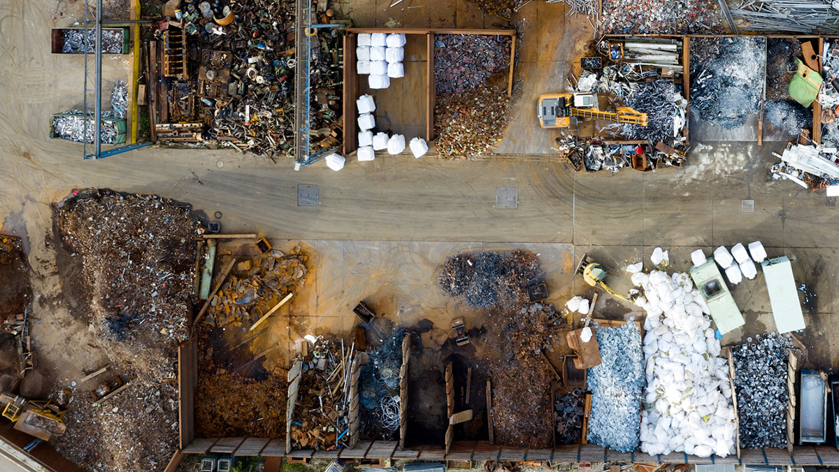 A recycling factory photographed from above where recyclables are neatly separated. Exemplary for the sustainability topic “Lifecycle Management”