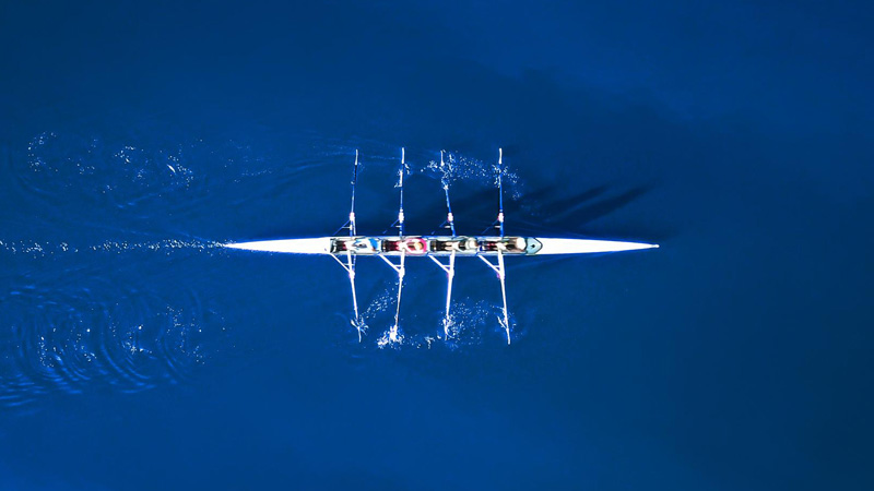 Un bateau à rames sur l'eau symbolise l'investissement dans les marchés privés