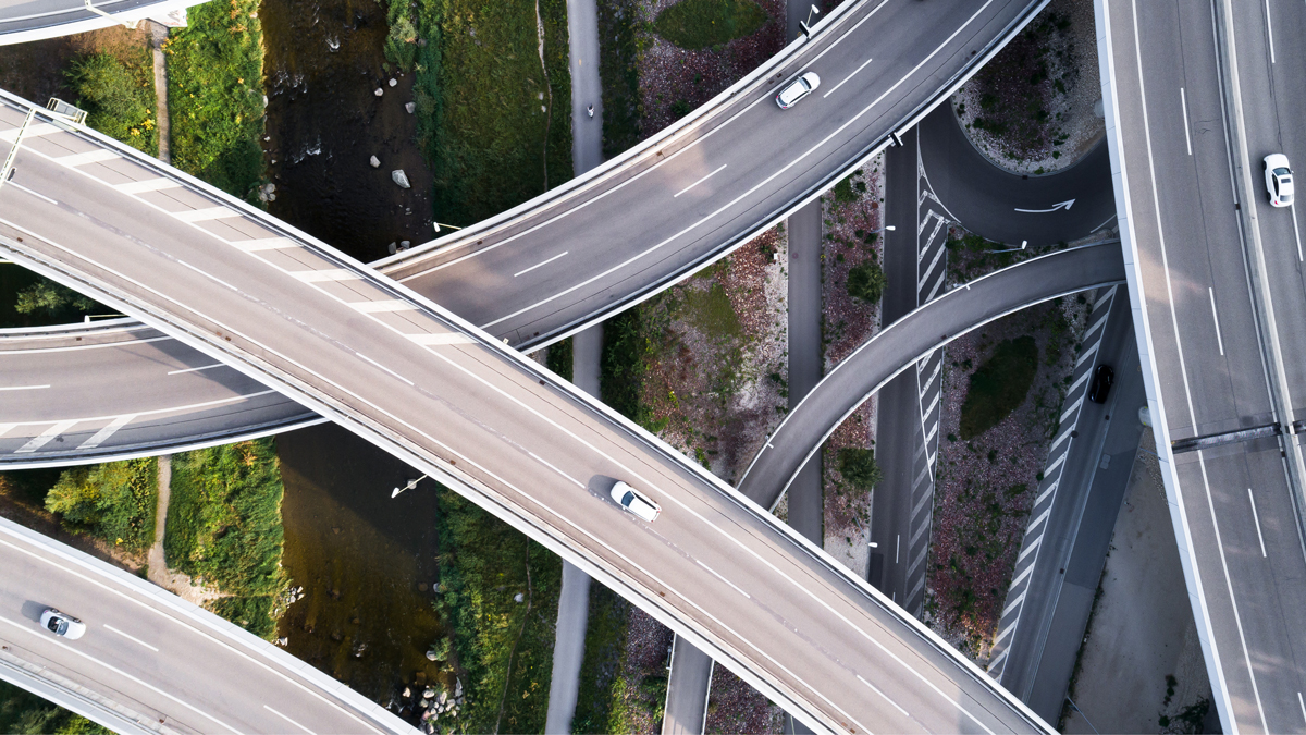 Blick aus der Vogelperspektive auf ein Autobahnkreuz mit zahlreichen Verzweigungen, sinnbildlich für die Wichtigkeit, bei der Frühpensionierung rechzeitig für die richtige Abzweigung einzuspuren.