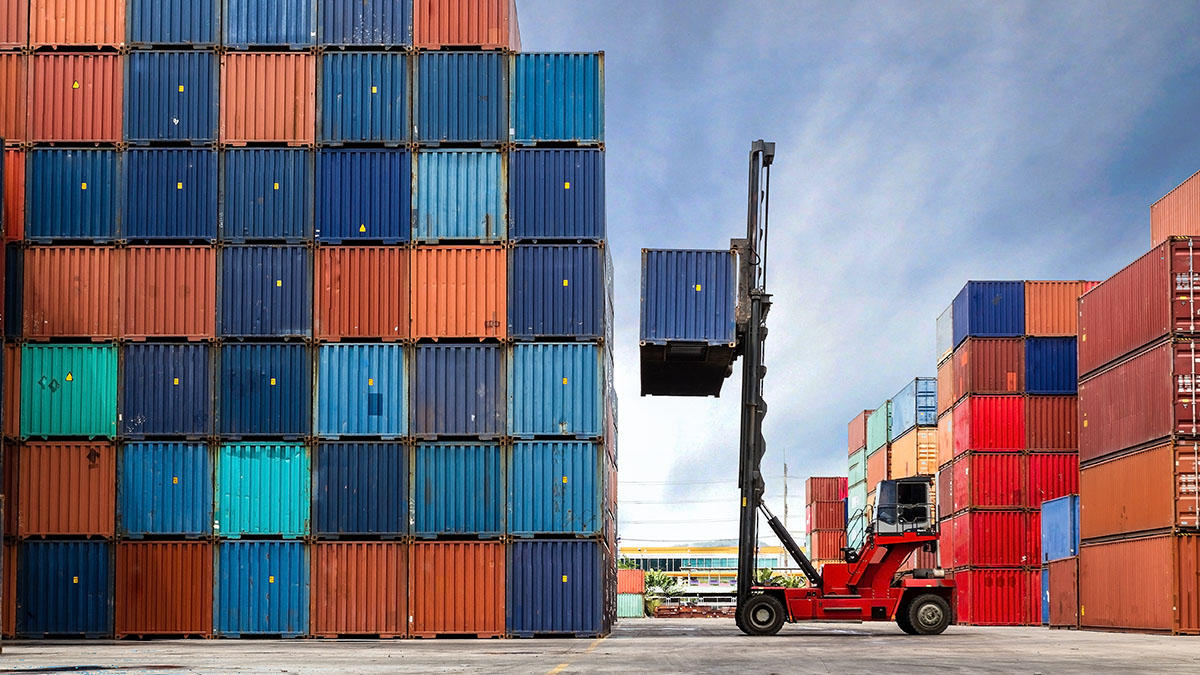 More options of investment-grade corporate bonds: a forklift lifts one of many colorful containers in a targeted manner