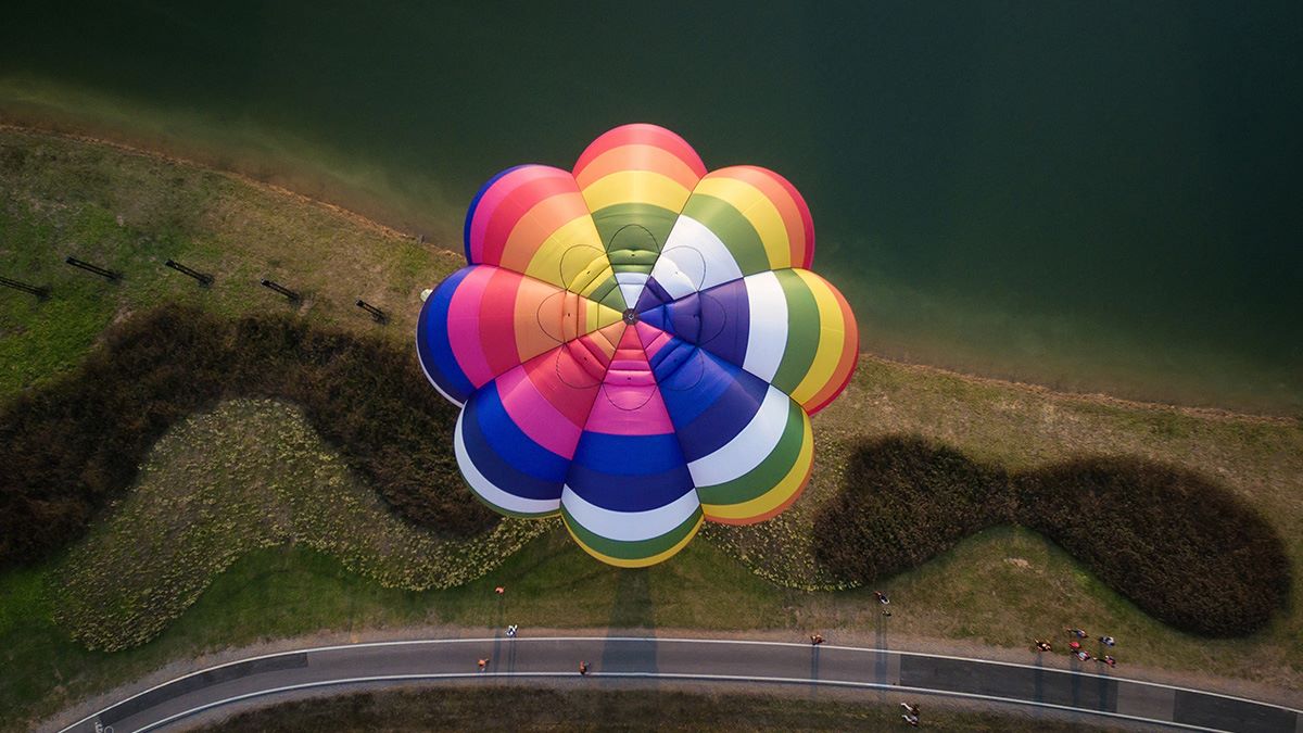 Parachute photographed from above: How to get your pension fund paid out even abroad