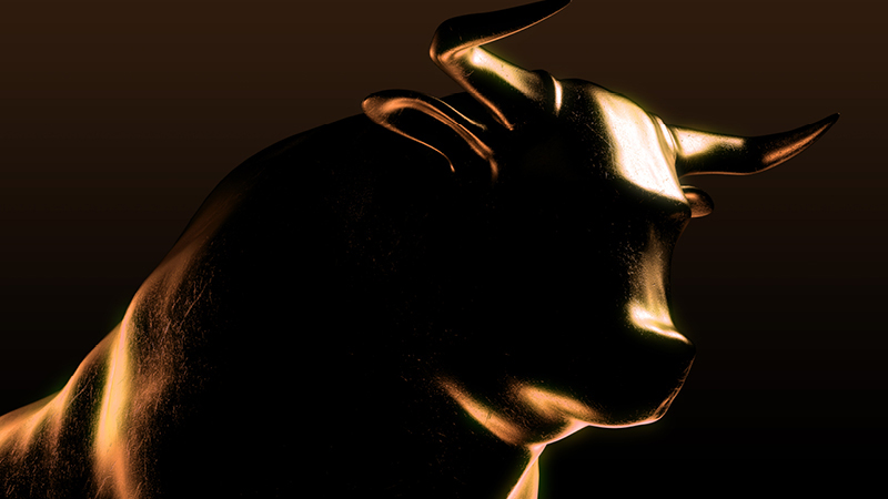 Eine Anspielung auf den Bullenmarkt an der Rohstoffbörse: Eine Bullen-Statue aus Kupfer glänzt vor schwarzem Hintergrund. Nur die Hörner und die Silhouette beleuchtet. 