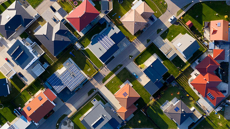 Viele Immobilien-Anteile statt nur einer einzelne Immobilie: Immo-Aktien als Alternative zum Immobilienbesitz (fotografiert aus der Vogelperspektive)