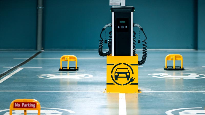 Blick auf eine E-Tankstelle im Parkhaus. «No Parking»-Schilder legen die Frage nahe: Sind E-Autos wirklich nachhaltiger?