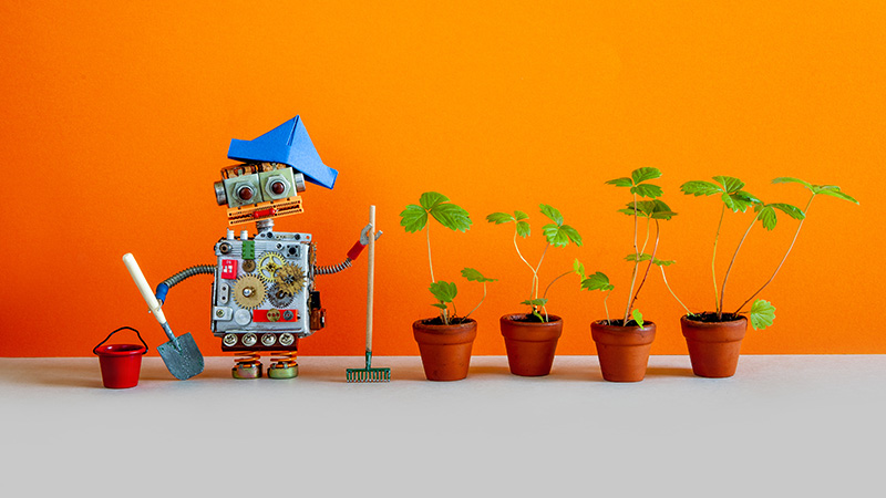 Ein Spielzeug-Roboter mit Gartenschaufel illustriert: Investitionen in Precision-Farming-Roboter sind willkommen, um fehlende Arbeitskräfte zu kompensieren