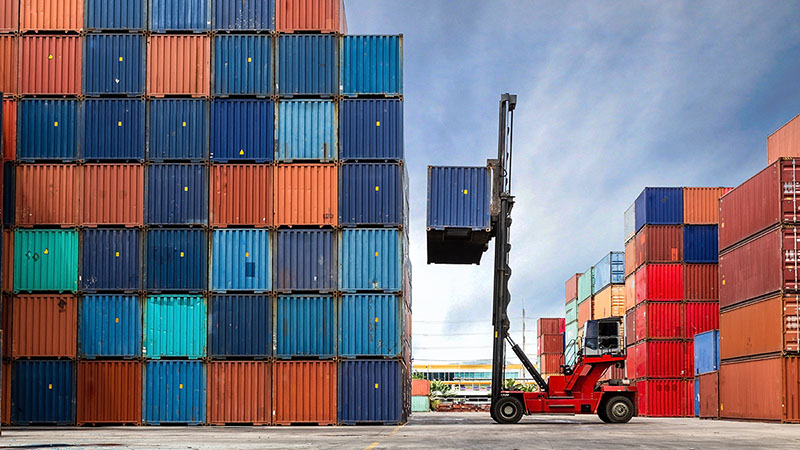 Forklift truck reloads containers: experts expect more attractive corporate bonds from well-known companies