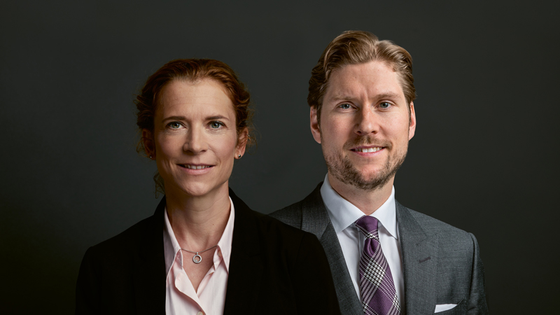 Sie sehen die Porträtaufnahme der zwei amtierenden Verwaltungsräte aus der Vontobel-Familie: Dr. Maja Baumann, Enkelin von Hans Vontobel, und sein Grossneffe Björn Wettergren.