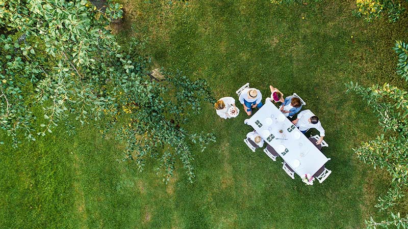 Gemütlich im Garten des Ferienhauses: Der Abzug beim Eigenmietwert sorgt auch für eine entspanntere Steuersituation