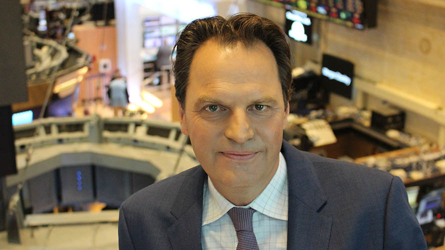 Business correspondent Jens Korte on the Wall Street trading floor (portrait shot)