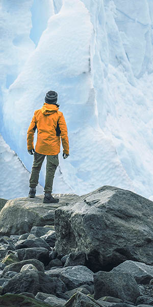 Symbol for the struggle against global warming: against a mighty glacier wall, people appear tiny – and yet the glacier is threatened with melting away