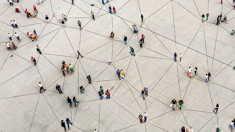 Symbolbild für Megatrends zu Corona-Zeiten: Menschen stehen in kleinen Gruppen und mit grossem Abstand zueinander. Linien illustrieren das Contact-Tracing